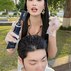 🖤 標題:白髮救星!苗染二代易染梳,梳一梳就變黑,告別美髮院! ✨ 📢 染髮不再求人!自己在家 15 分鐘搞定 還在忍受美髮院昂貴又耗時的染髮嗎?😫 還是受夠了傳統染髮劑調配得亂七八糟? 苗染全新二代升級版,把染髮膏跟梳子合二為一!輕輕一按、隨手一梳,白髮瞬間隱形,在家就能染出高級感! - 13